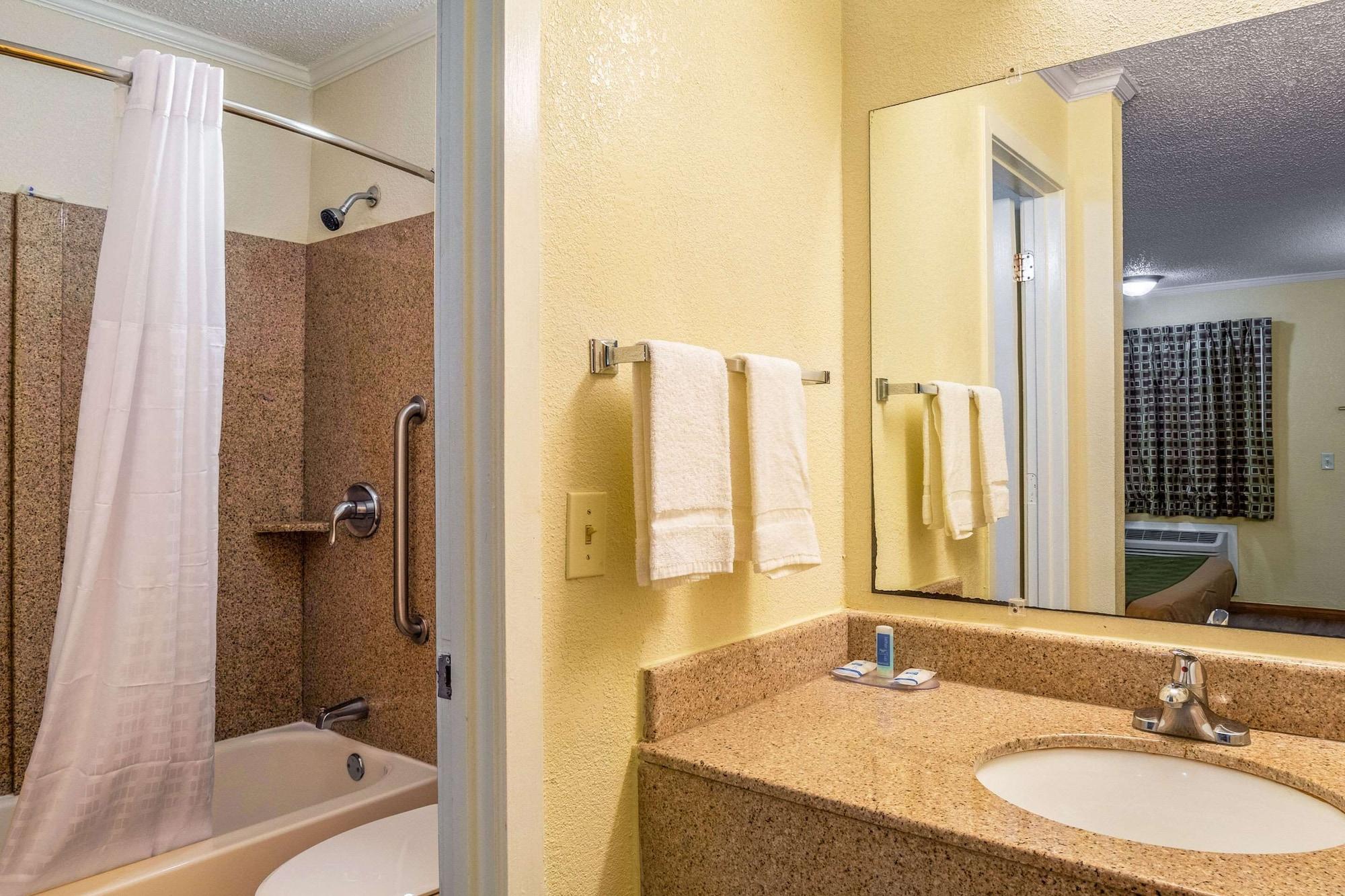 Rodeway Inn & Suites Fort Jackson Колумбия Екстериор снимка