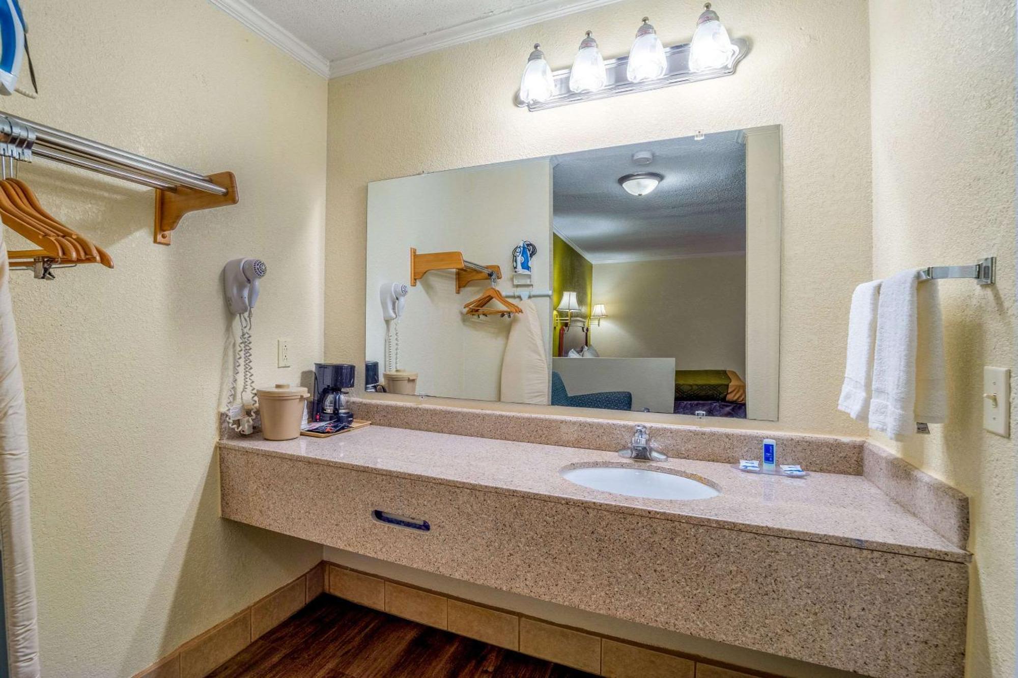 Rodeway Inn & Suites Fort Jackson Колумбия Екстериор снимка