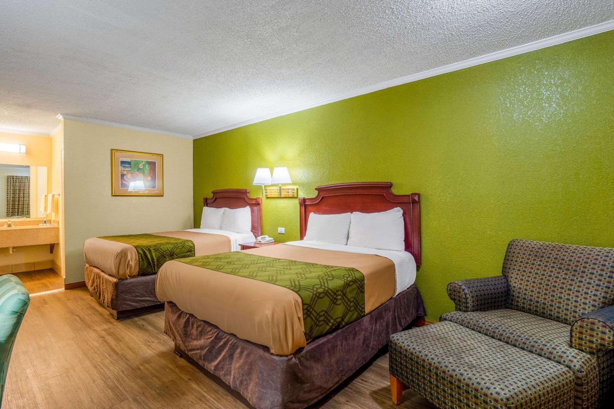 Rodeway Inn & Suites Fort Jackson Колумбия Екстериор снимка