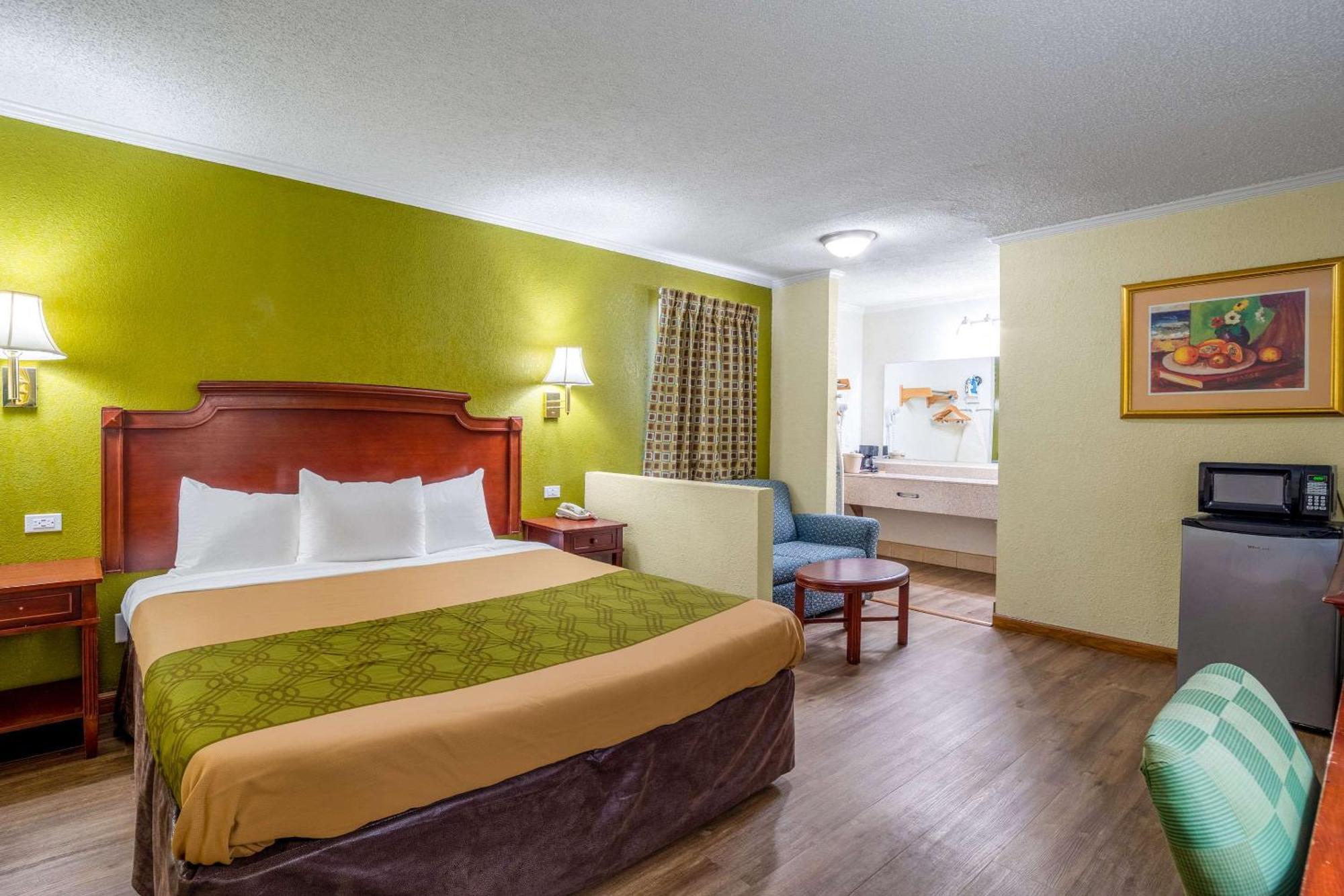 Rodeway Inn & Suites Fort Jackson Колумбия Екстериор снимка