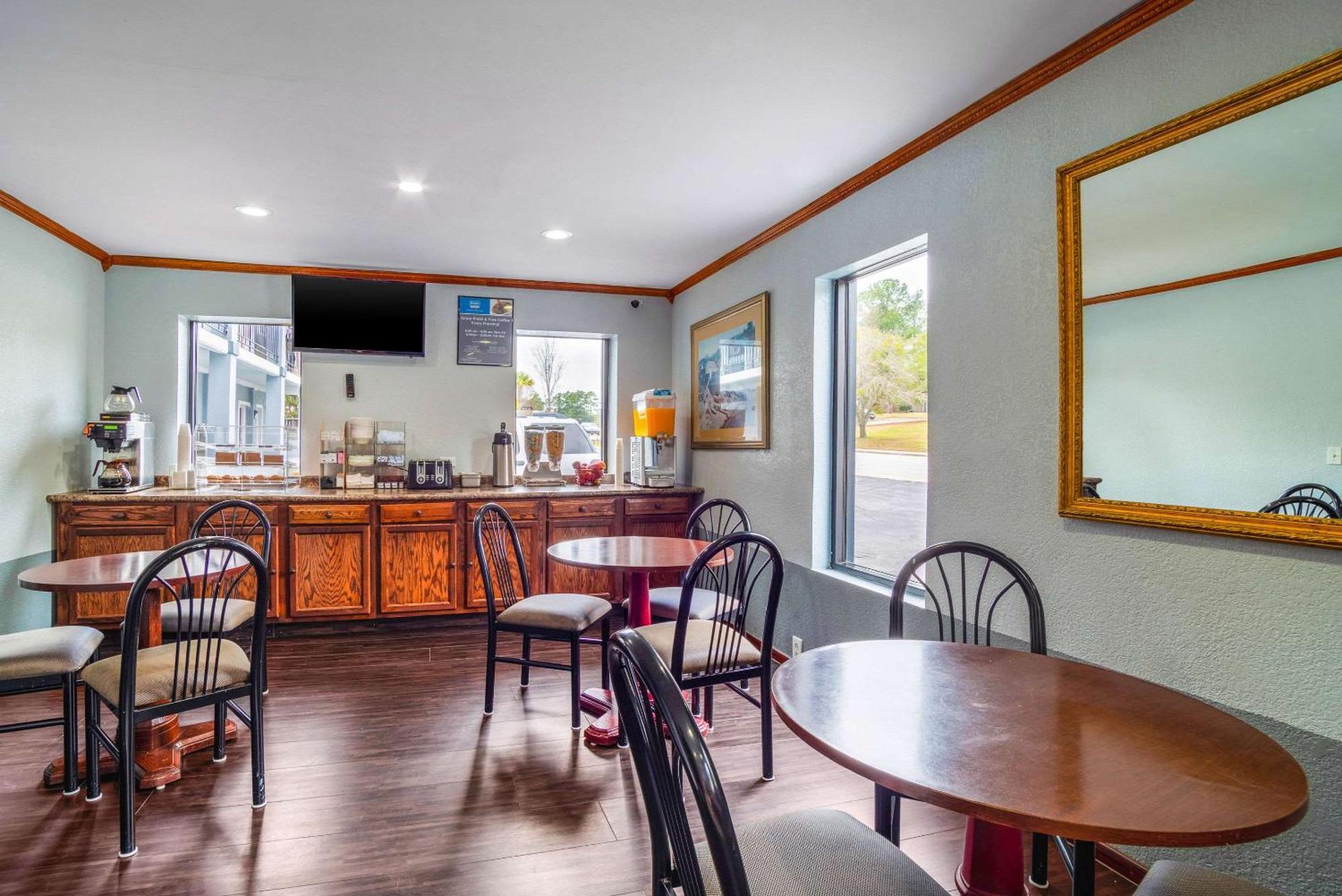 Rodeway Inn & Suites Fort Jackson Колумбия Екстериор снимка