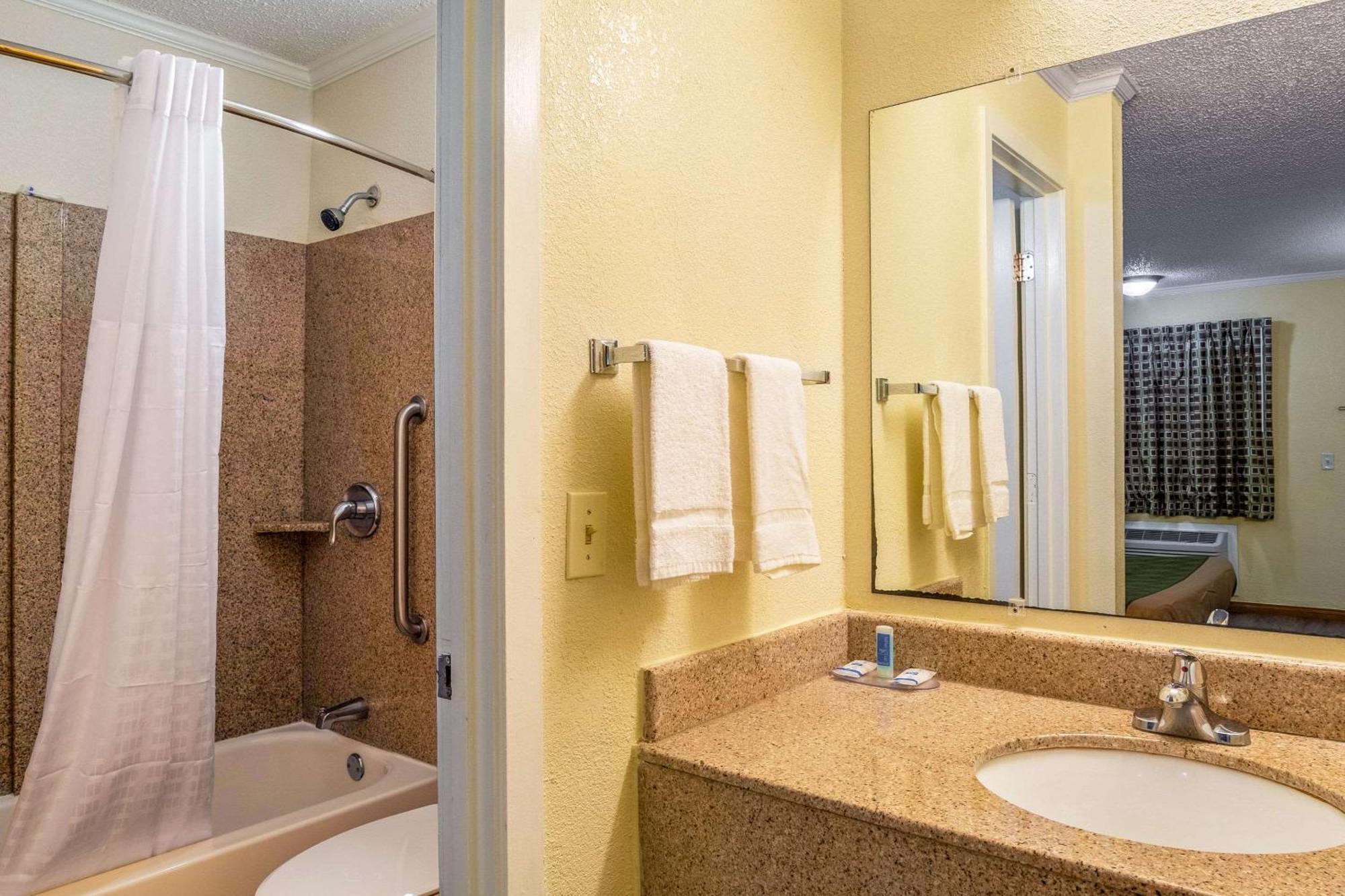 Rodeway Inn & Suites Fort Jackson Колумбия Екстериор снимка