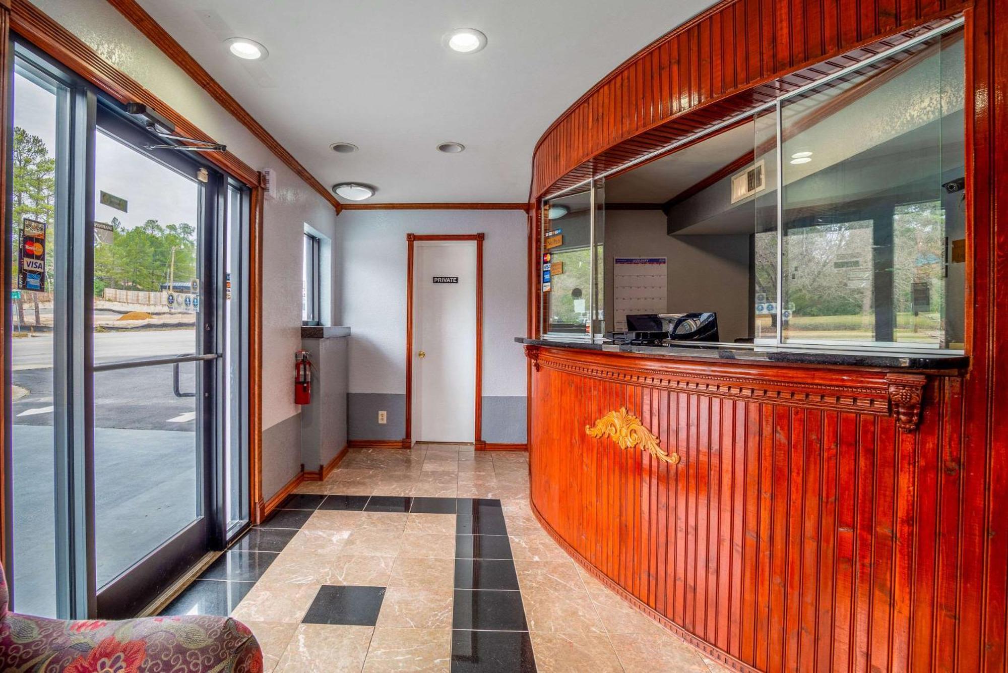 Rodeway Inn & Suites Fort Jackson Колумбия Екстериор снимка