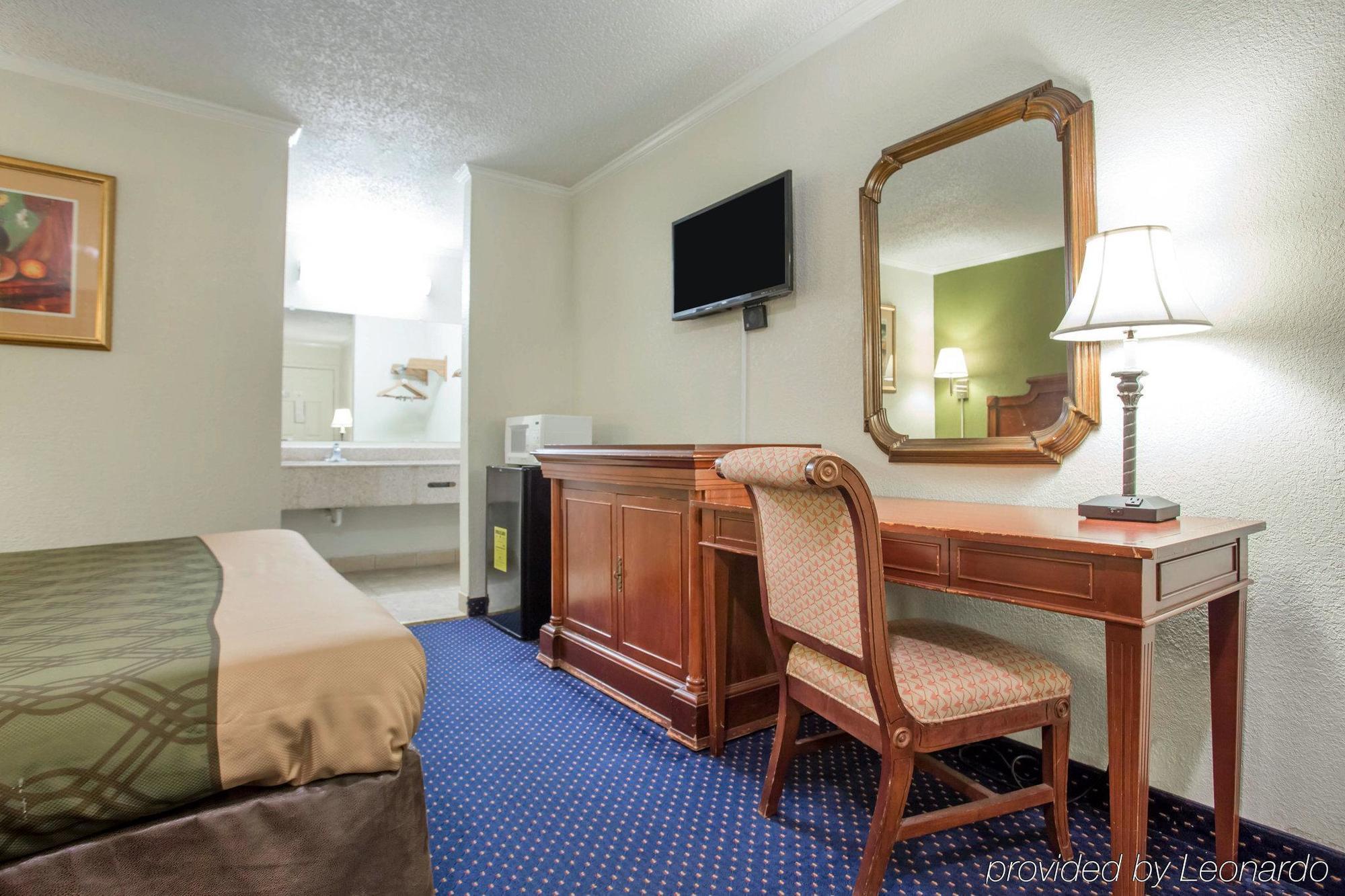 Rodeway Inn & Suites Fort Jackson Колумбия Екстериор снимка