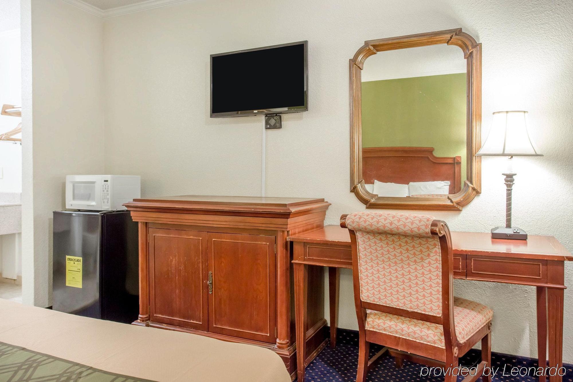 Rodeway Inn & Suites Fort Jackson Колумбия Екстериор снимка