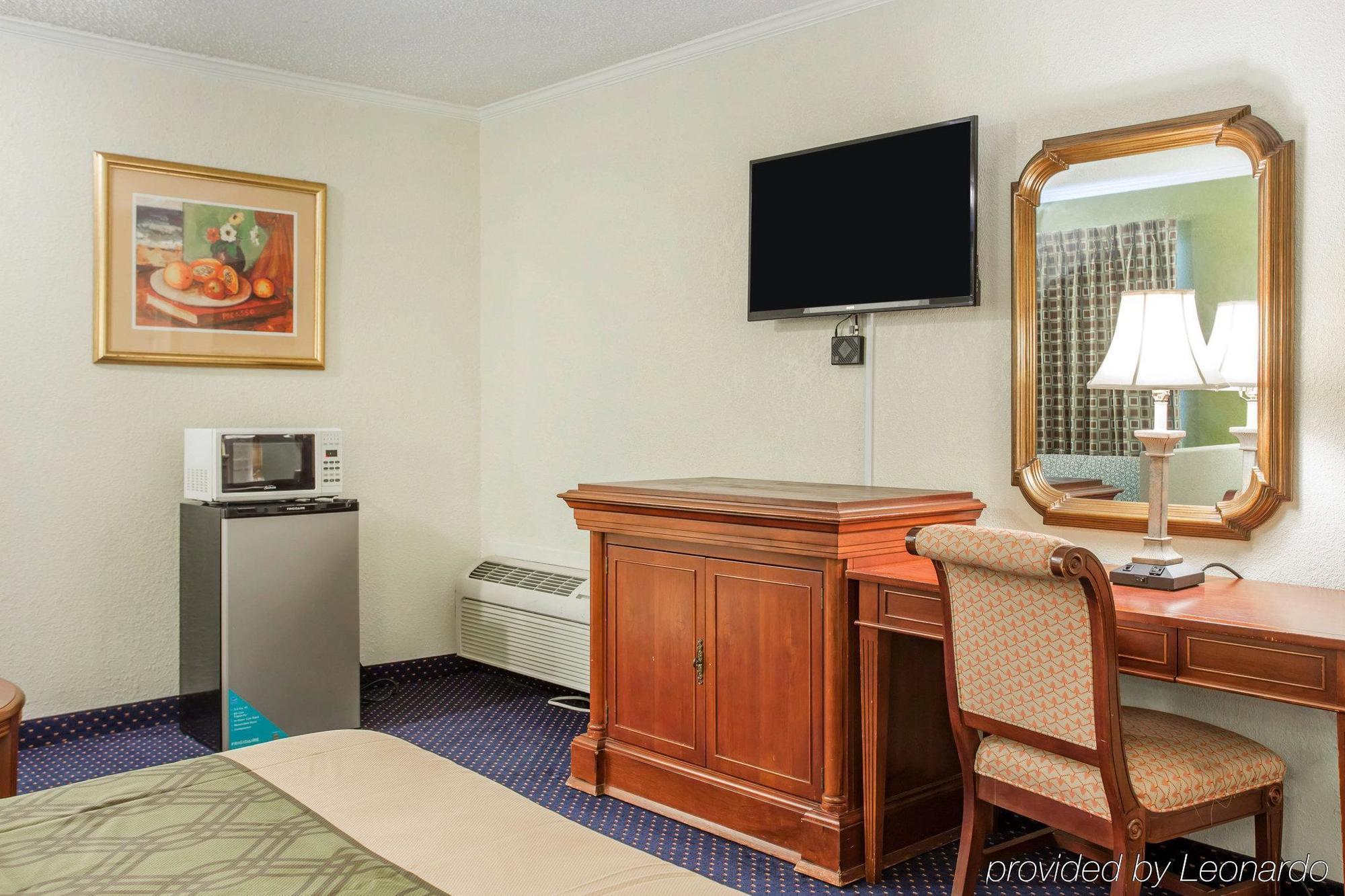 Rodeway Inn & Suites Fort Jackson Колумбия Екстериор снимка