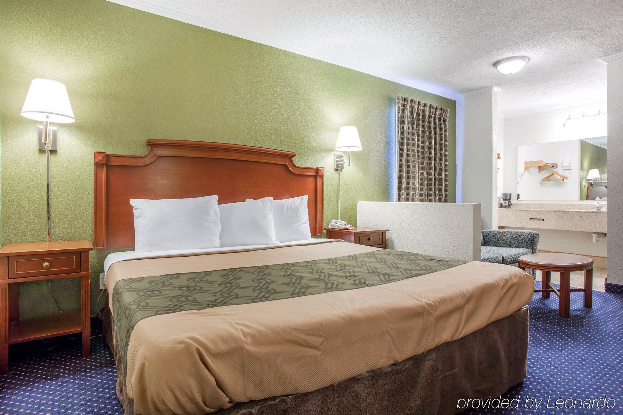 Rodeway Inn & Suites Fort Jackson Колумбия Екстериор снимка