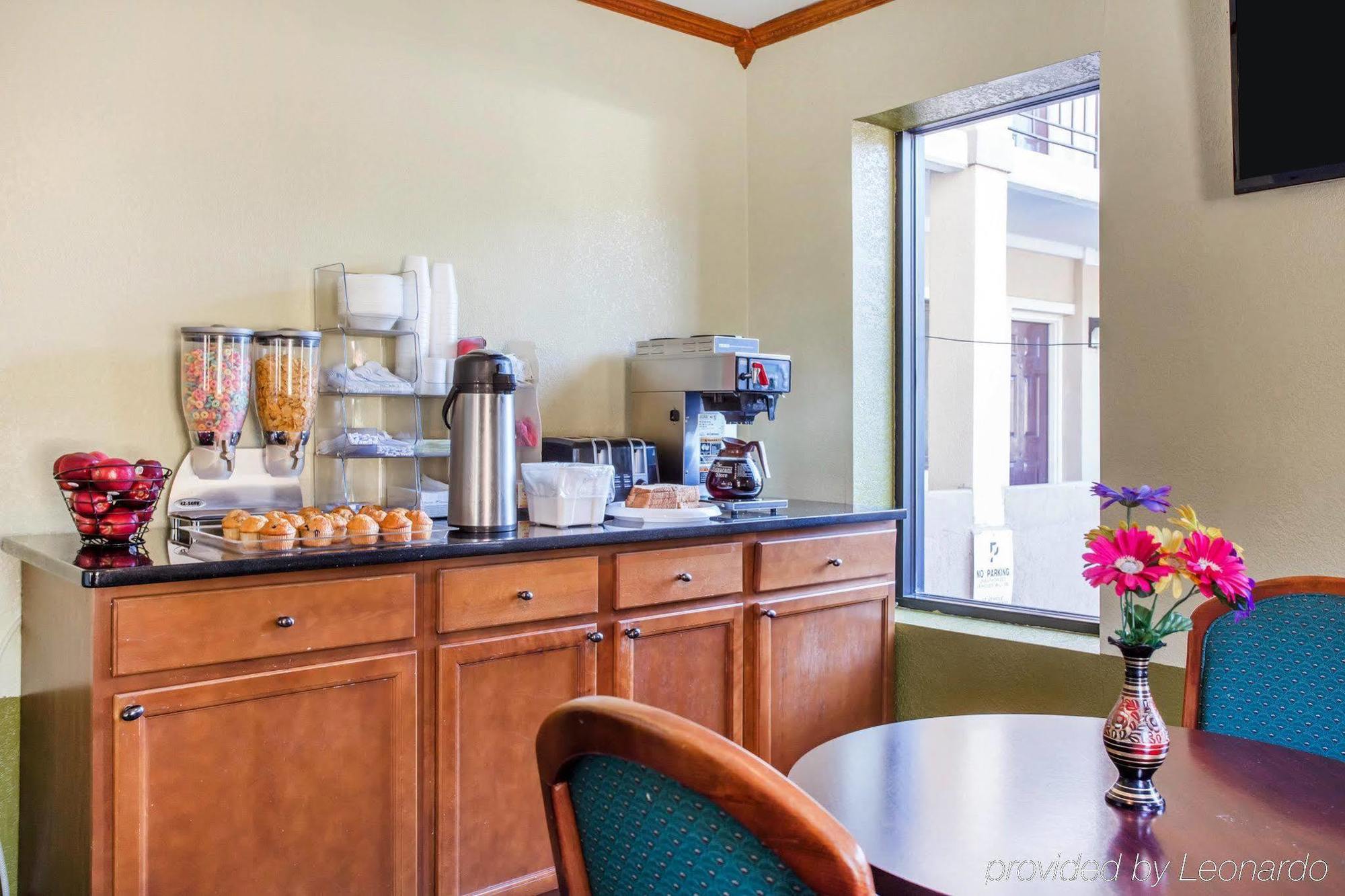 Rodeway Inn & Suites Fort Jackson Колумбия Екстериор снимка