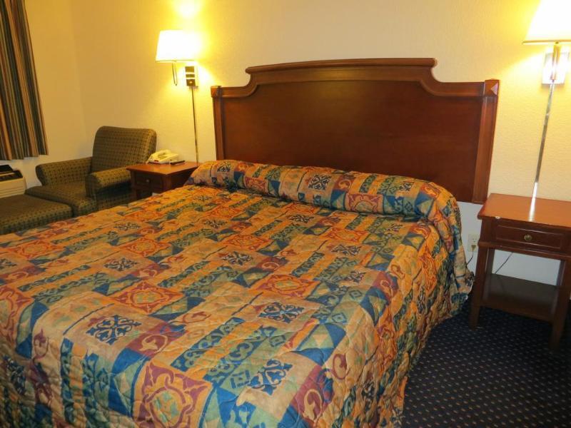 Rodeway Inn & Suites Fort Jackson Колумбия Екстериор снимка